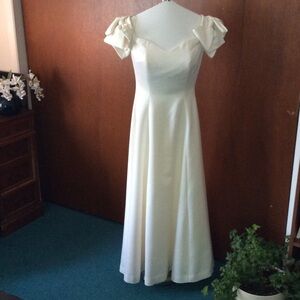 Cache ivory formal gown.